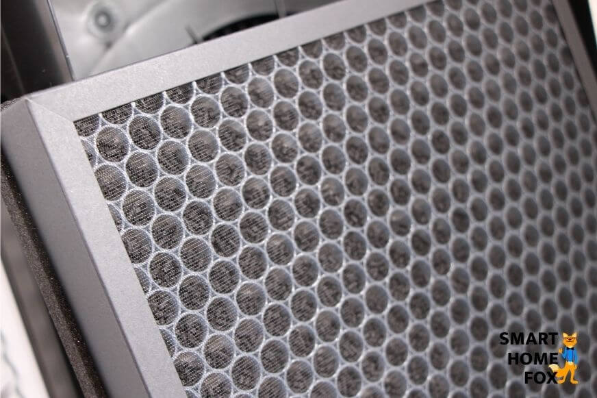 In den Waben vom Aktivkohlefilter des Medion MD 10378 befinden sich viele kleine Aktivkohlegranulate